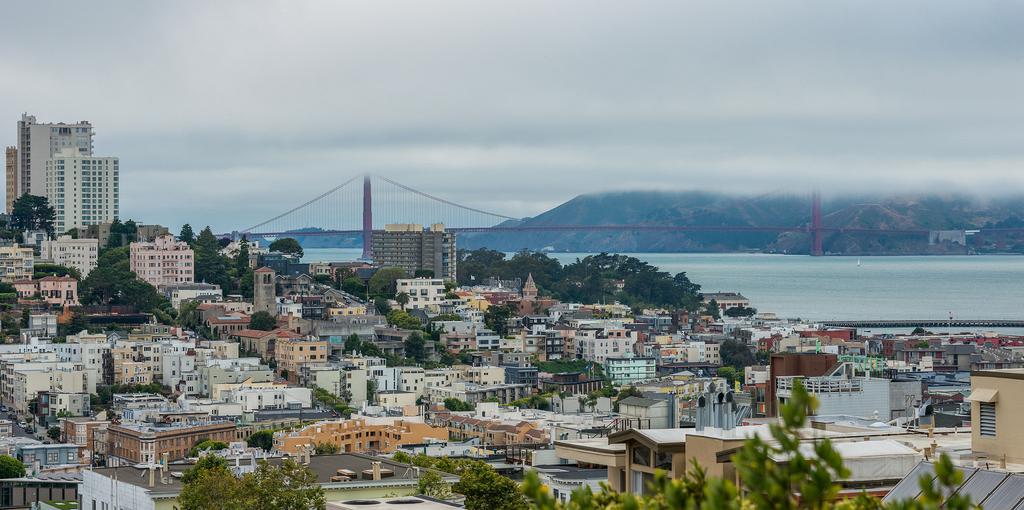 HOMESHARING IN SAN FRANCISCO: A REVIEW OF POLICY CHANGES AND THEIR IMPACTS JANUARY 2018 Housing affordability issues in San Francisco have come to a head in the last few years as average rental
