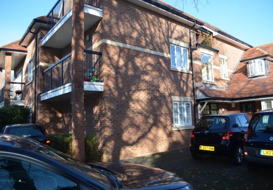 STOURWOOD AVENUE 1 mile to AECC 2 bedroom unfurnished flat. 2 double bedrooms, 1 bathroom, lounge, kitchen, and roof patio. Spacious, well maintained in a great location.