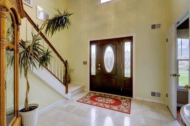 Foyer / Hall: Enjoy the bright surroundings as you enter the leaded glass