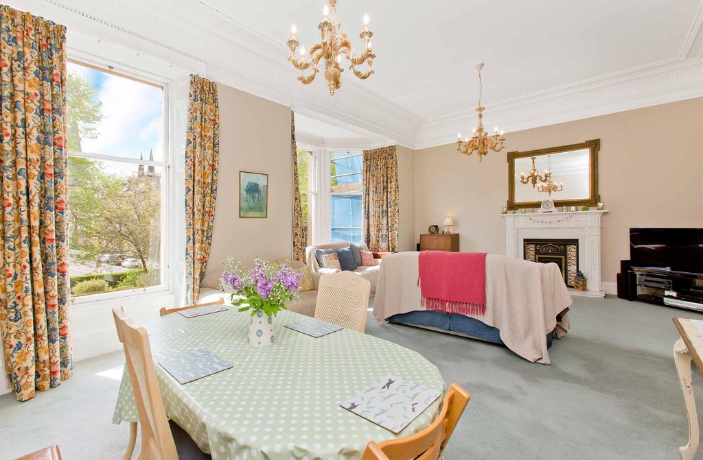 OFFERS OVER 489,000 11/5 ROTHESAY TERRACE WEST END, EDINBURGH, EH3 7RY Yielding magnificent views