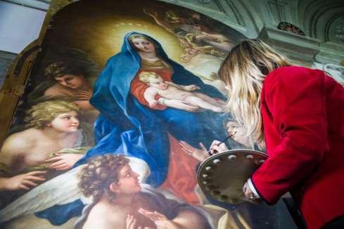 Elizabeth Wicks restores Violante Siries s Madonna. Photo: Francesco Cacchiani.