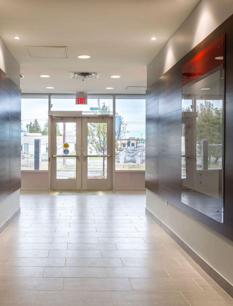 MODERN DESIGN, HIGH-QUALITY CRAFTSMANSHIP, AND PLENTY OF PARKING EXCELLENCE IS STANDARD The fully finished lobby leads to the elevator that provides convenient access to each floor.
