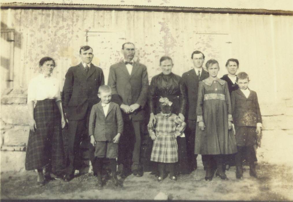 Emil Braeutigam family about 1915 Back