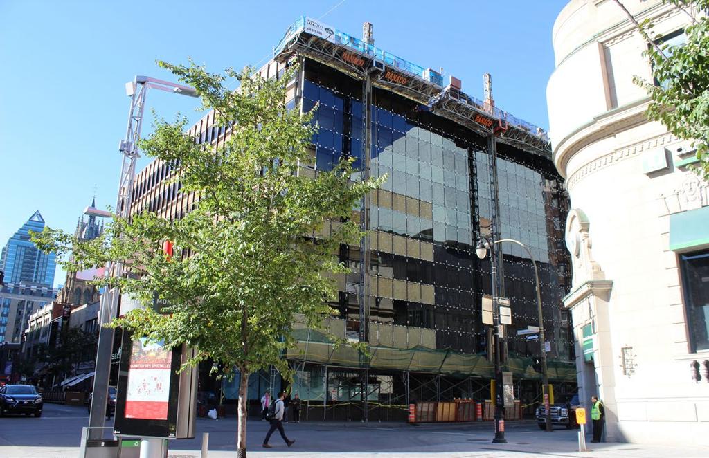 At Place des Festivals, Îlot Balmoral is slowly taking shape as the installation of the curtain wall is well underway.