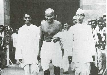 47: Gandhi leaving the Viceroy s