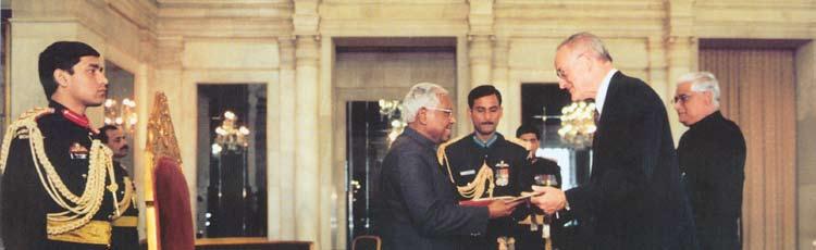 77: President Narayanan receiving Richard F.