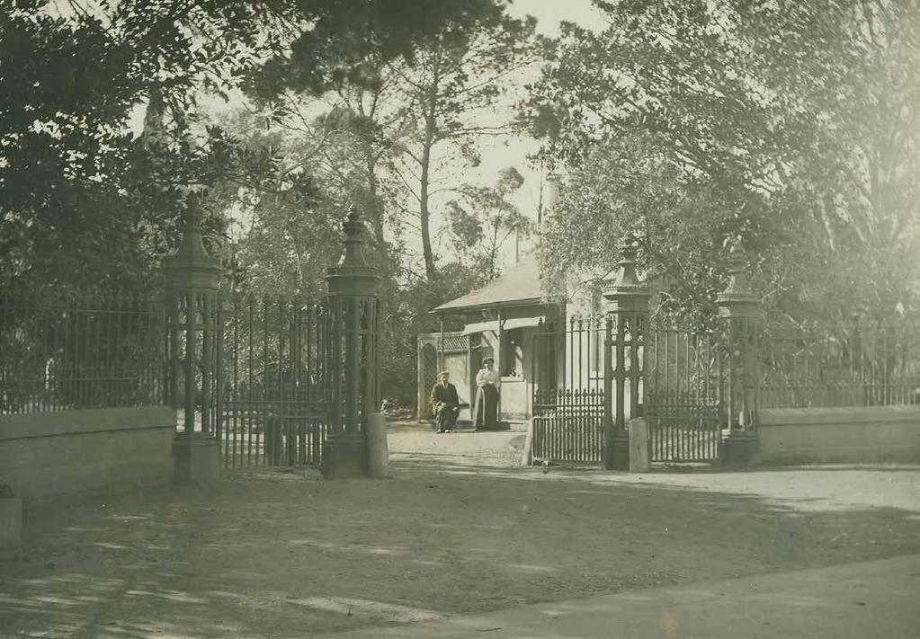 A Gateway to History: The Gates of Como House Alice McInnes When the young Armytages entertained at Como, carriages filled with youth and beauty came rolling up Gardiner s Creek Road, their lamps