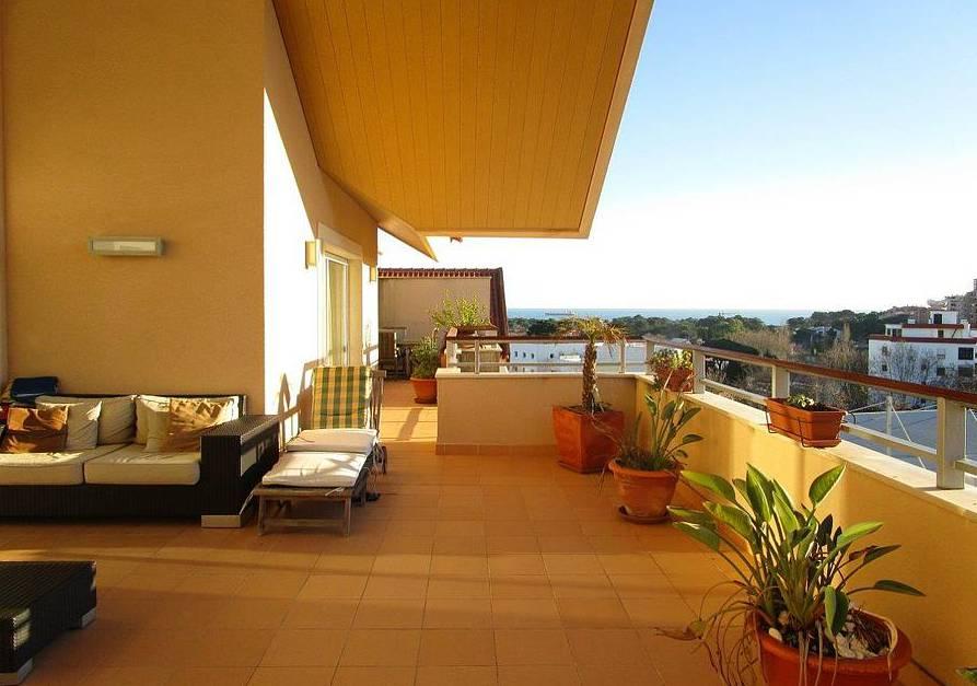CASCAIS real estate Cascais 4 Bedroom Apartment PF07824 1.300.000 Fantastic penthouse situated in a closed condominium right in the centre of Cascais.