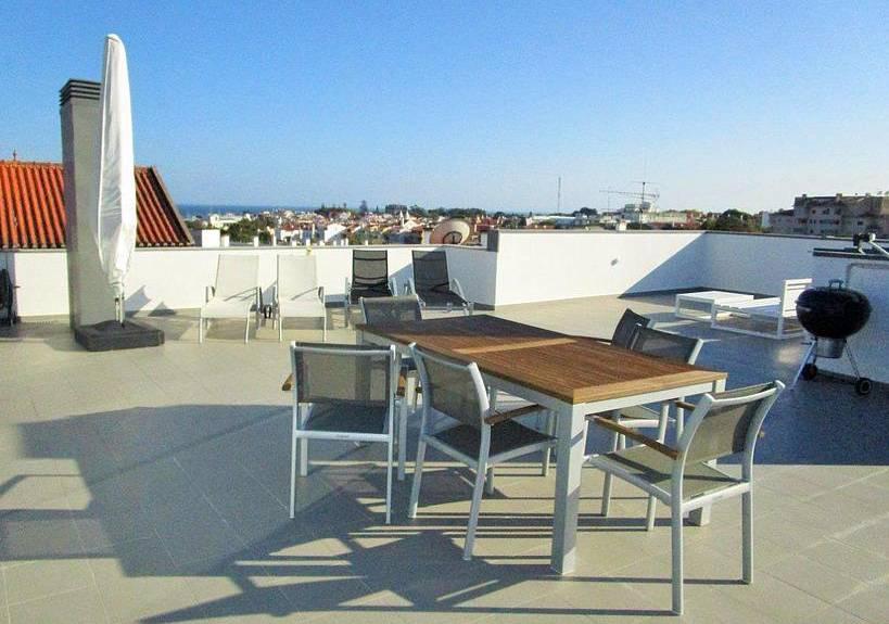 CASCAIS real estate Cascais 3+1 Bedroom Apartment Duplex PF09668 880.000 Fantastic apartment in a condominium with only 9 apartments. The apartment is spread over 2 ﬂoors.