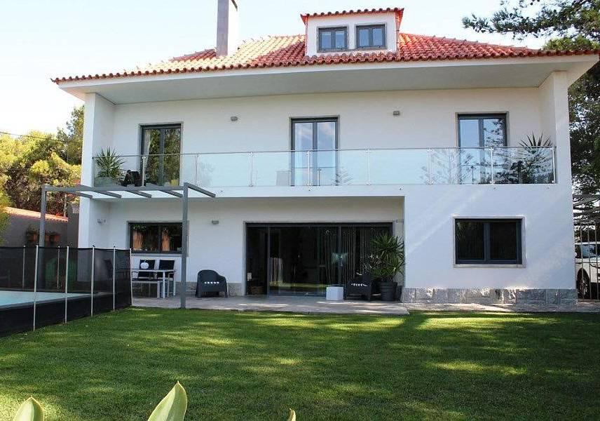Two parking spaces and storage, excellent opportunity. Cascais 4 Bedroom Villa PF09606 695.000 Fantastic, very sunny, totally renovated villa in Cascais.
