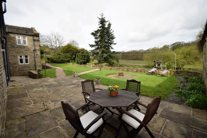 There are fantastic country walks throughout the Shibden Valley, country bars and restaurants, together with the impressive historic Shibden Hall, Park, Gardens and Activities.