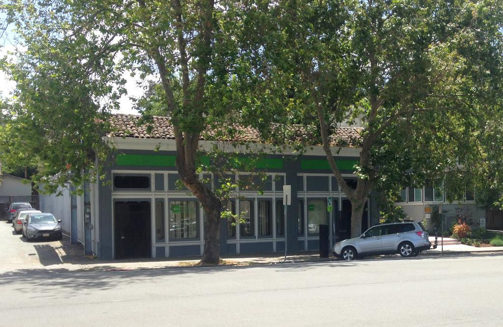 3 83 8 Gra nd Ave Oa k l and, CA O FFE R ING PAC KAGE Rare Owner/User Investment Opportunity on Vibrant Grand Avenue $2,400,000 ± 6,400 SF Land Size ± 6,350 Building SF or