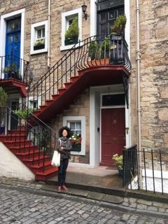Sunday 9 July On Sunday 9 th July Miles Glendinning and Ola Uduku conducted a walkabout tour of Edinburgh s Old Town.