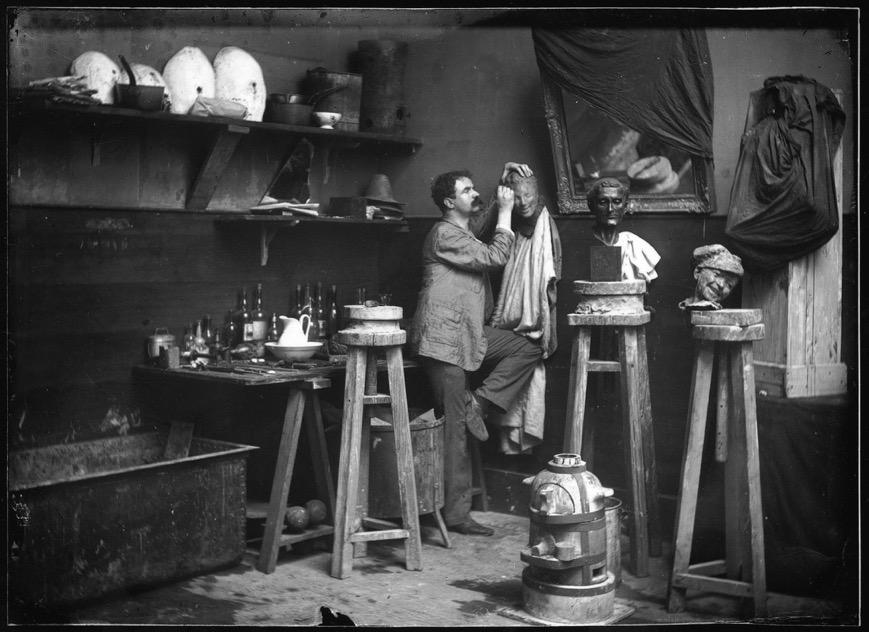 Medardo Rosso in the studio, Paris, early 1890s Private Collection MEDARDO ROSSO: SIGHT UNSEEN AND HIS ENCOUNTERS WITH LONDON 23 NOVEMBER 2017 10 FEBRUARY 2018 Opening Wednesday 22