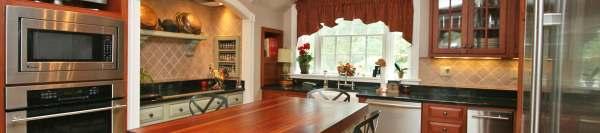 raisedpanel cabinets to the ceiling with crown moulding and