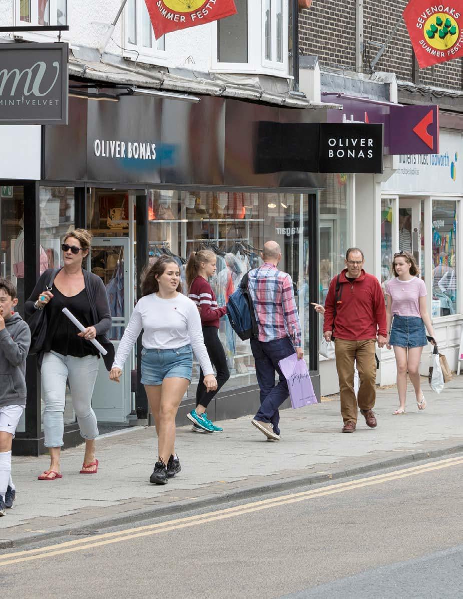 SITUATION The subject property is prominently located on the prime retail pitch of Sevenoaks High Street, in close proximity to a number of national retailers such as: 4 DESCRIPTION The property