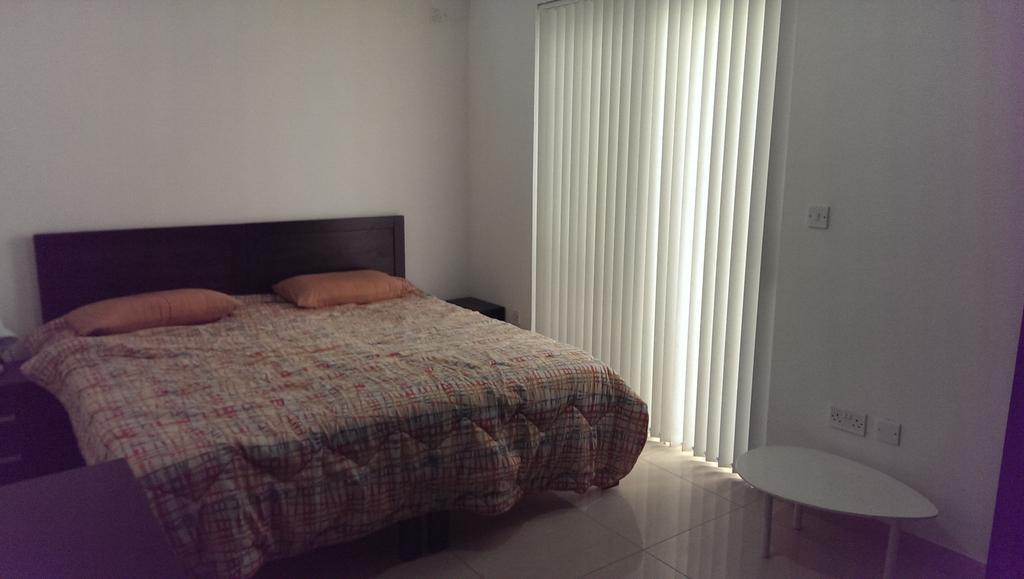 Name: Cuor di Gesú Address: Triq Tal-Qroqq, Msida Distance: 3 minutes walking distance from Chamber College 3 Bedrooms Max 6 Students Shared Kitchen in common areas Room 1: Room 2: Room 3: 2 single