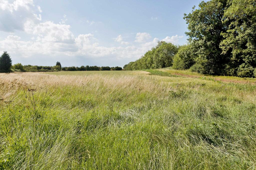 In all the gardens and grounds extend to about 5.6 acres (2.26 ha) Communications Misterton is well positioned for mainline communications with easy access to the A1(M), M18 and M1.
