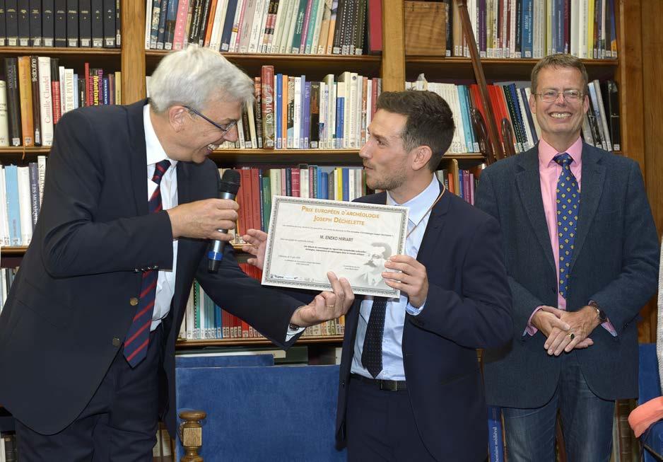 Archaeologist Eneko Hiriart, laureate of the first Joseph Déchelette European Archaeology Prize, receives the diploma from Mr.