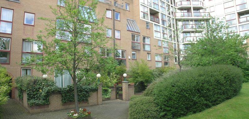 SOLD REF: 146116 3 Bed, Purpose Built Apartment, Private Garden, 1 Garage Parking Space Two Bathrooms - One Ensuite - Private Patio Garden - Tower Hill Tube - A Three Bedroom Duplex Apartment -