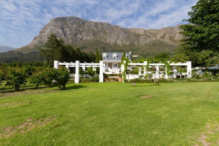 Farm Lorraine offers luxury accommodation for 16 guests in a magnificent setting.