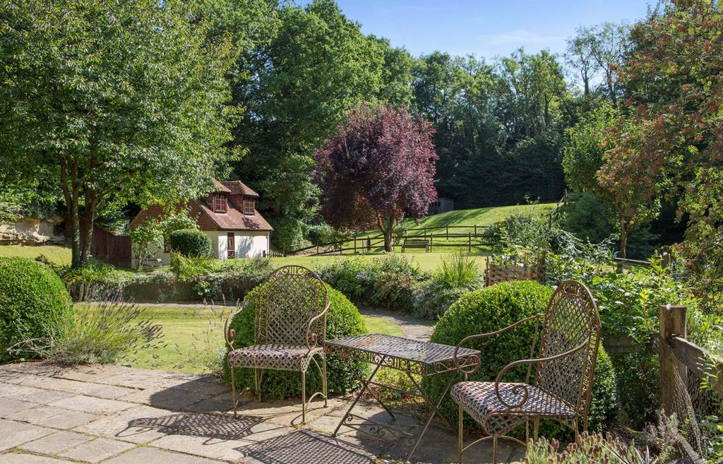 Oak Ridge KITTS LANE CHURT FARNHAM SURREY GU10 2PJ A stunning character cottage, set in an elevated position with beautifully landscaped grounds on the edge of
