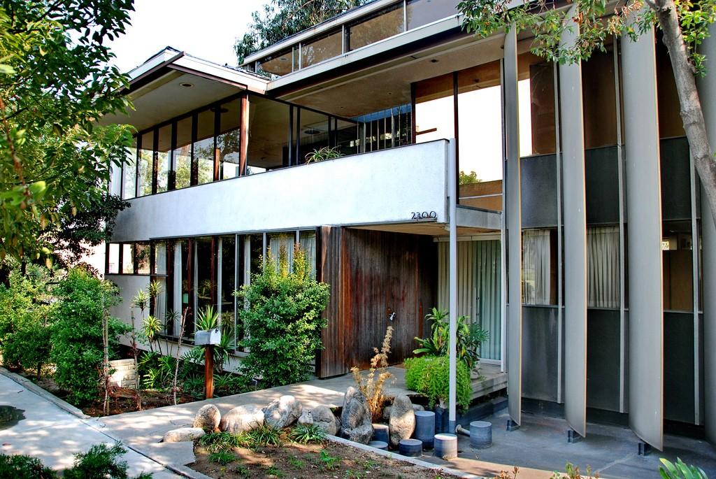 in 1932, in 1940 and, with Neutra's architect son Dion, in 1966 This structure was the place where hi-tech, indoor-outdoor California Modern architecture began In