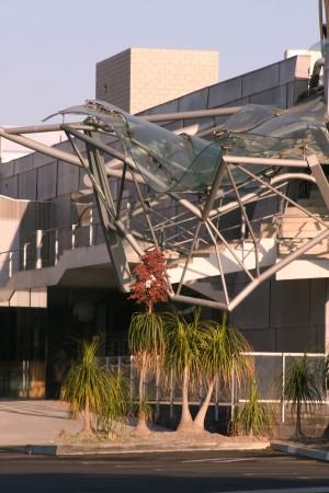 to downtown, the Umbrella became an office building for an internet company This project is one of Eric Owen Moss' first experiments in the use of laminated glass,