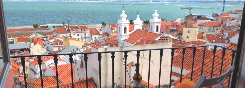 Portas do Sol Apartment One of the most beautiful views of Lisbon! Duplex apartment perfect for friends or families.