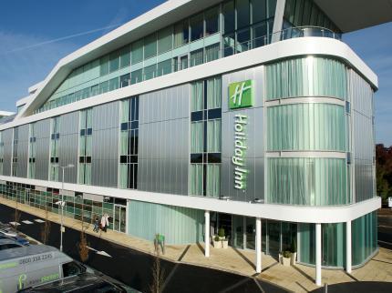 The Holiday Inn Hotel at the London Southend Airport is exactly that Venue, being conveniently located for travel links including the Airport Railway Station, A127 and A13 roads.