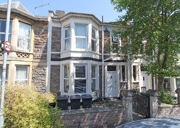Maggs & Allen Auction I 26 th July 2018 17 Selworthy Road, Knowle, Bristol BS4 2LF Attractive Double Bay Fronted House for Modernisation 11 An attractive period terraced house that is currently