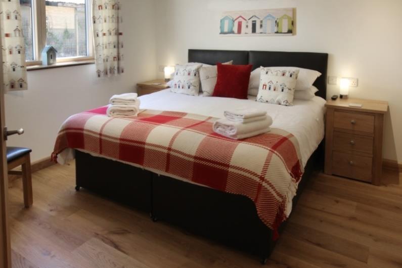 M1-rated cottages Early Mist, Glenside & Sundew Bedrooms & ensuite bathrooms All bedrooms have ceiling lights, bedside touch lamps in one bedroom and natural daylight.