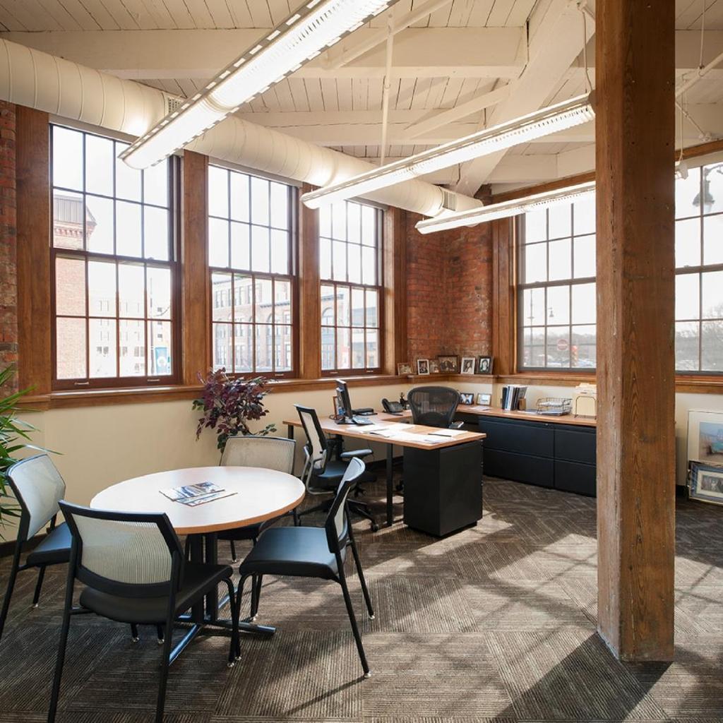 CORNER OFFICE The ceiling height of the new space is significantly higher than in the pre-renovation building, and
