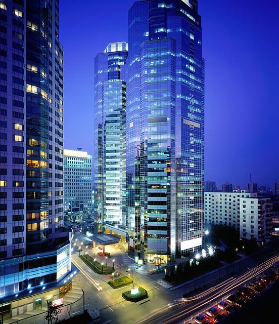 Combines prime office space, a shopping mall, luxury hotel and serviced apartments 90% of office tenants are MNCs.