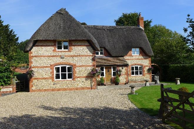 LANTERN COTTAGE Forest Lane Upper Chute Andover Hampshire SP11 9EL A deceptively spacious detached country residence, standing in beautifully landscaped gardens and grounds of approximately half an