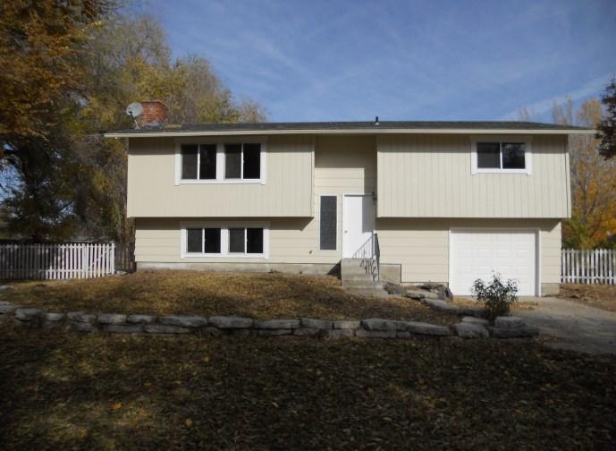 Popular split level floor plan in the county; where taxes are low, but close to Mountain Home, legacy park, the walking trail and quick access to I84.