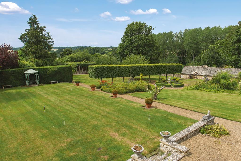 Brook House SHERBORNE u GLOUCESTERSHIRE Burford 7 miles, Northleach 6 miles, Oxford 25 miles and Cheltenham 16 miles (all mileages approximate) A charming period property with extensive