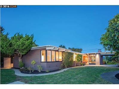 216 Lake Dr, Kensington, CA 94708 LEGEND: Subject Property This Listing Pending: 11/19/2016 List Price $998,888 List Date: 11/8/2016 Days in RPR: 18 Current Estimated Value $980,740 Last RVM Update: