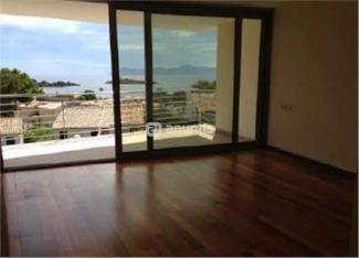 sqm and 271 sqm of terrace space. Private green area with 2 swimming pools. Location: Palma, Mallorca Price : 2.