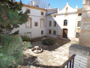 Real Estate Opportunity (XX) Owner: SAREB Location: Requena (Valencia) Price : 2,2 Million A countryside property of 426 Ha consisting on several buildings, a pool and a 300-sqm wall court (fronton)
