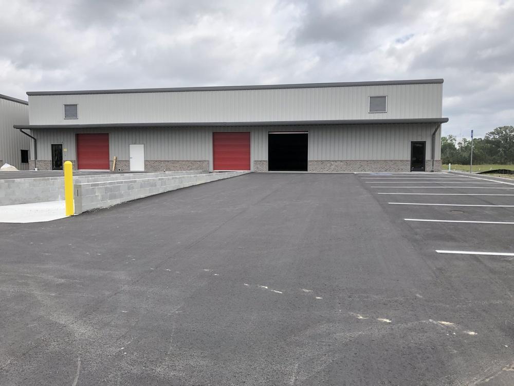 LEASE OVERVIEW AVAILABLE SF: LEASE RATE: LOT SIZE: BUILDING SIZE: GRADE LEVEL DOORS: 2 DOCK HIGH DOORS: 2 CEILING HEIGHT: 5,770 SF $7.50 PSF NET 1.46 Acres 10,725 SF 20.