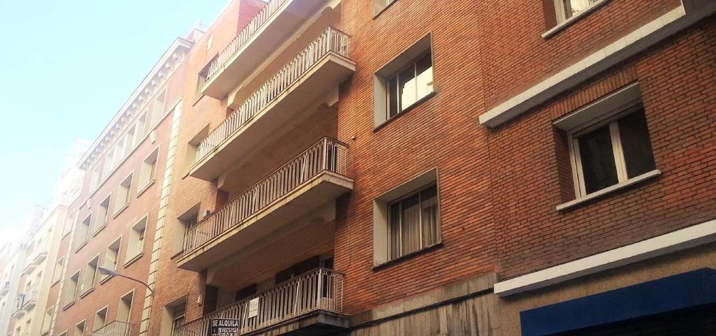 INVESTMENT SUMMARY The property price is between 7,700.000-8,500,000 Five-storey vacant residential property for refurbishment, with a built area of 2,825 m² on a 700 m² plot.
