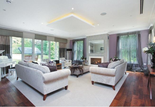 PARK HOUSE GORSE HILL ROAD, WENTWORTH, SURREY Beautifully presented luxury house backing onto fields Magnificent entrance hall Drawing room Dining