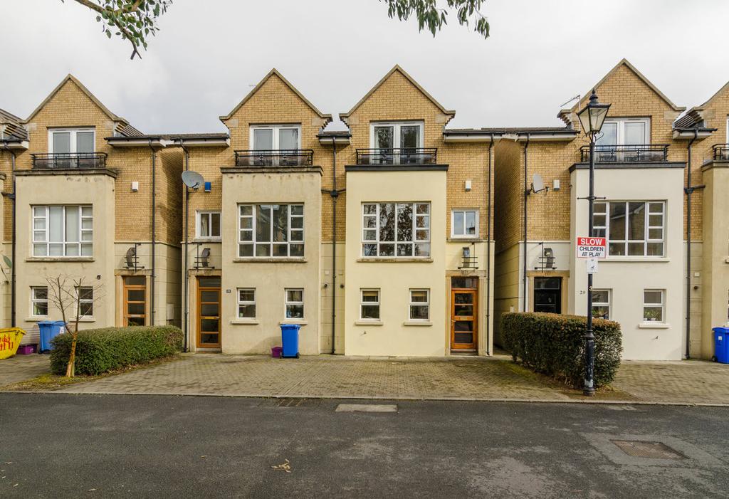 A magnificent three storey townhouse situated within this sought after development just off the Ravenhill Road thus benefiting from convenient access to the city centre this fine home is carefully