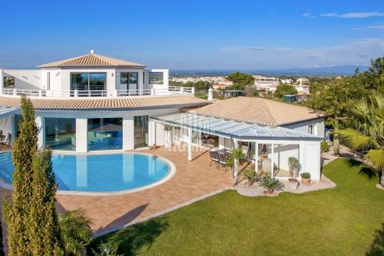 Luxurious three storey 3 bedroom villa with pool & sea views nr Praia da Luz, West Algarve VILLA IN PRAIA DA LUZ ref. S2700 980.000 3 4 368 m2 1.