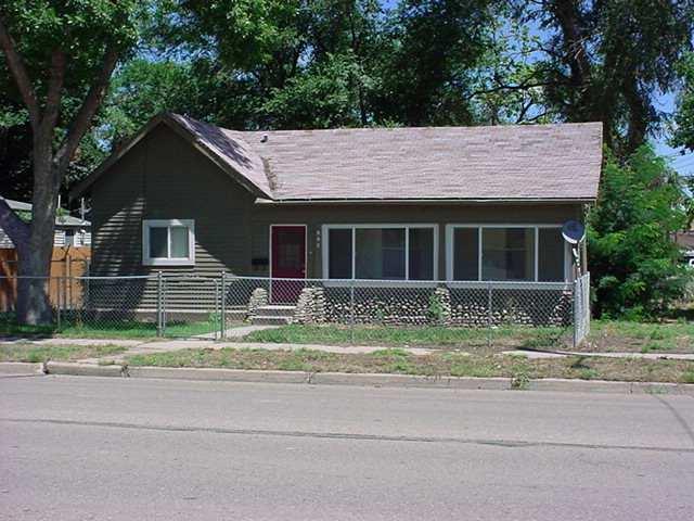 Page 3 of 19 MLS #: R130682A List Price: $31,900 807 Elm Ave Rocky Ford, CO 81067 SUB AREA: Rocky Ford AREA: Arkansas Valley SCHOOL DISTRICT: RF BATHS: 1 ABOVE GRADE SQFT: 1294 APX YEAR BUILT: 1900