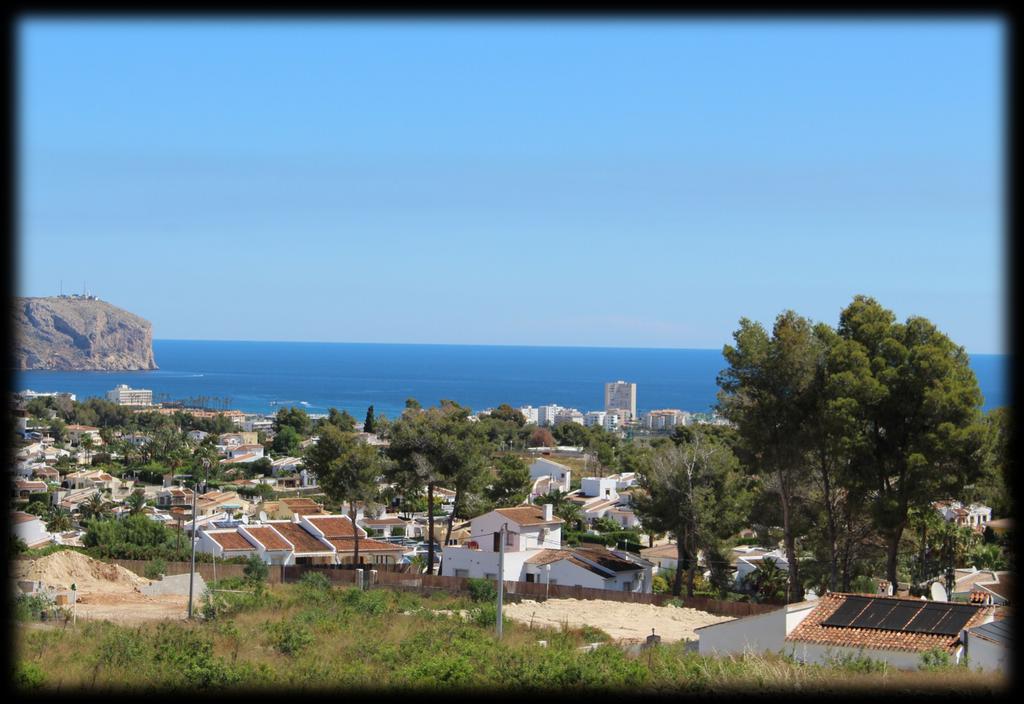 PinoAzul Residencial in Javea, Alicante is a place you have always dreamed of; with 320 days of sunshine, a four-minute drive to the Arenal beach, and just over 100km from two major airports -