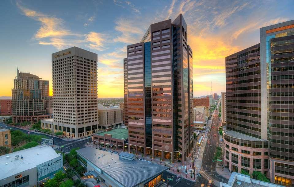 DOWNTOWN PHOENIX ECONOMIC HIGHLIGHTS Tday's Dwntwn Phenix basts the highest cncentratin f emplyment in Arizna, ffering impressive urban amenities including living, shpping, arts, and entertainment.
