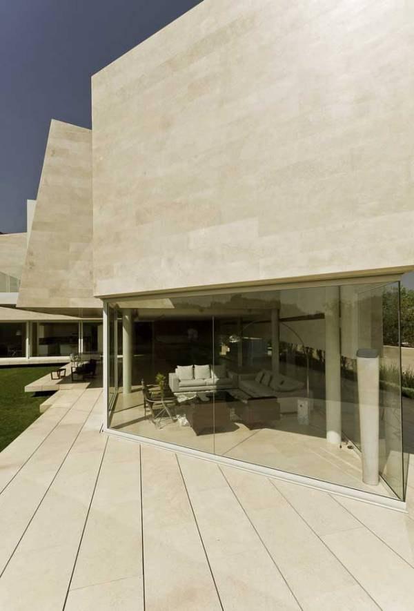 supports the entire residence. The second layer is the public, transparent and light space with direct communication towards the main garden.