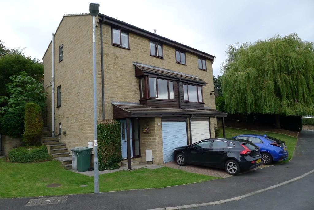 4 Camilla Court Earlsheaton, Dewsbury, WF12 8LR To Let 675 pcm Located on the Ossett side of Dewsbury, in the convenient Northern motorway network, Holroyd Miller are pleased to offer to let this